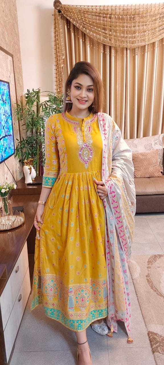নাইরা কাট থ্রিপিস