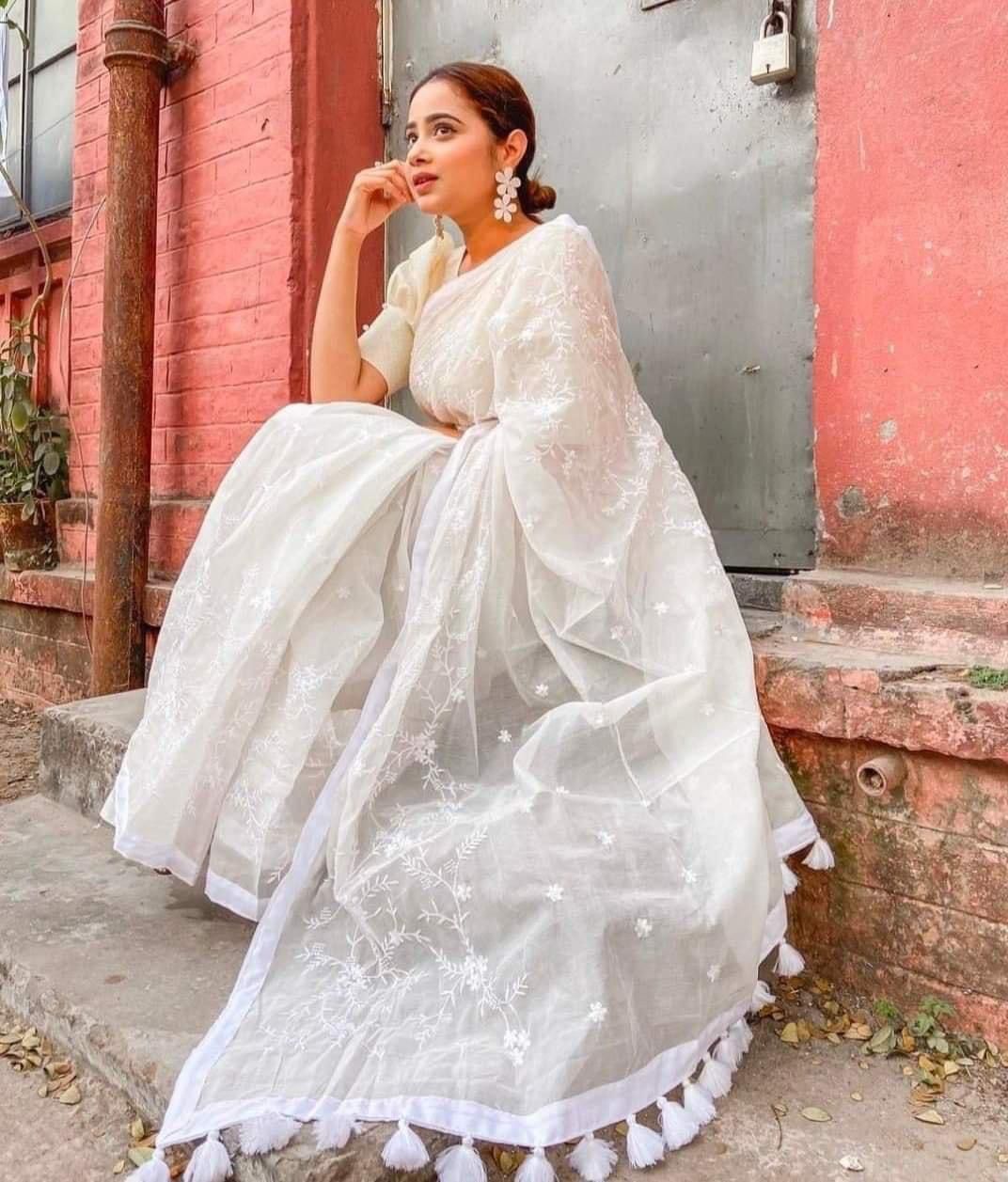 হাফসিল্ক শাড়ীতে এমব্রডারী কাজ করা ছবি 9