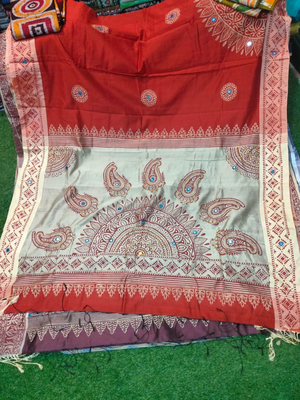 এমব্রয়ডাড়ী ধুপিয়ানসিল্ক শাড়ী