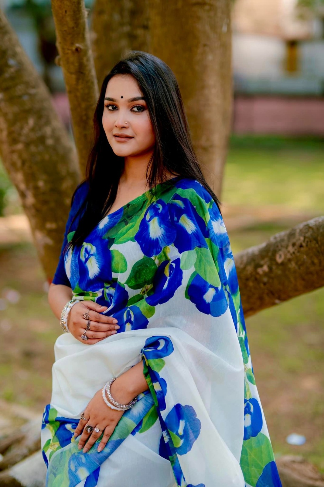 New Viral Attractive Sharee ছবি 5