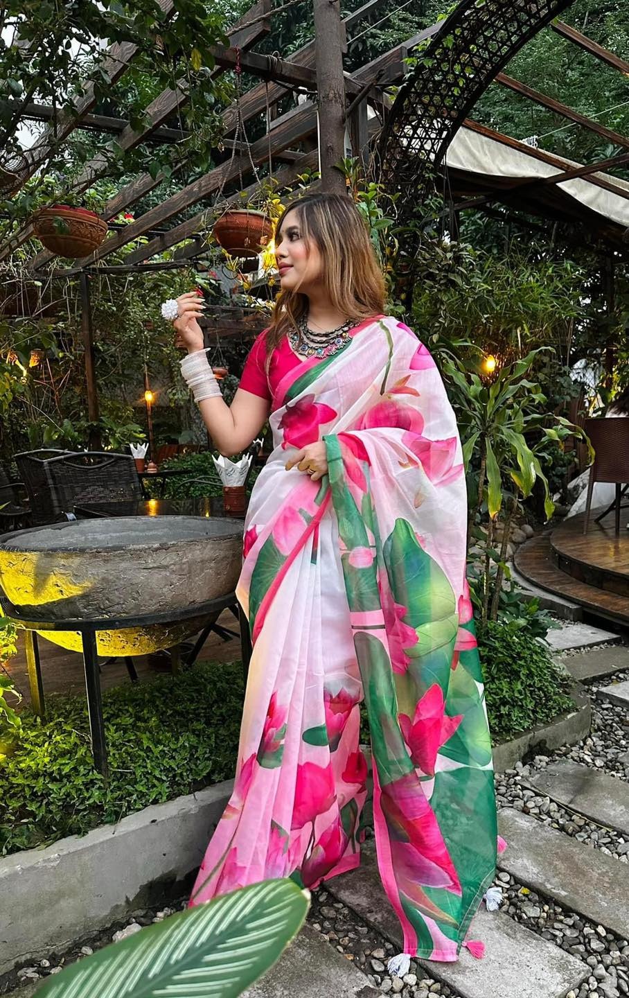 New Viral Attractive Sharee ছবি 7