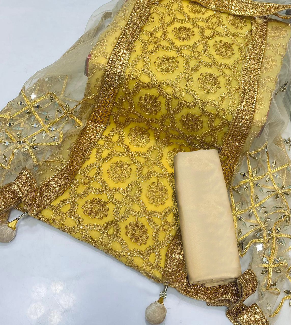 Three Piece ছবি 4