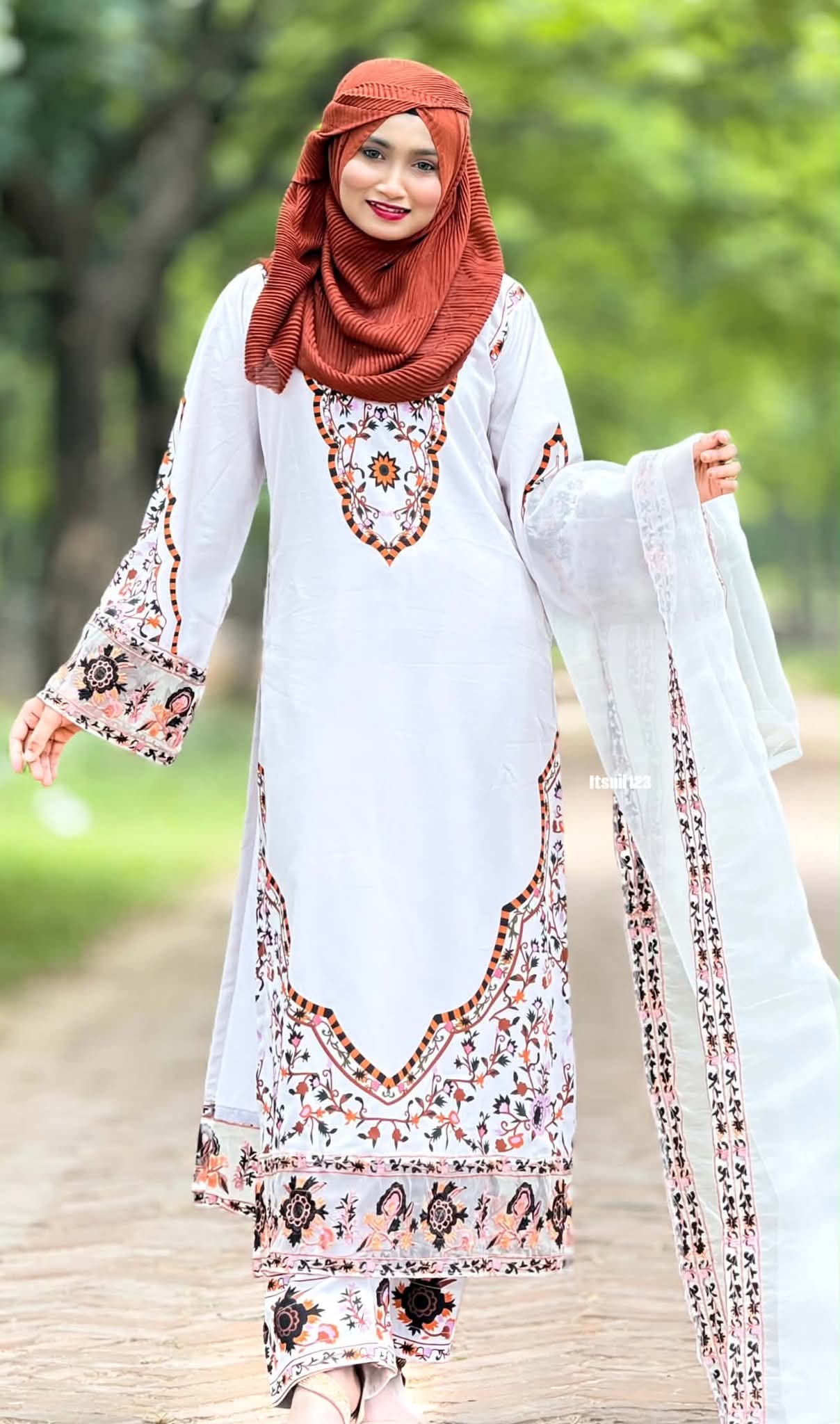 Embroidery Three Piece ছবি 4