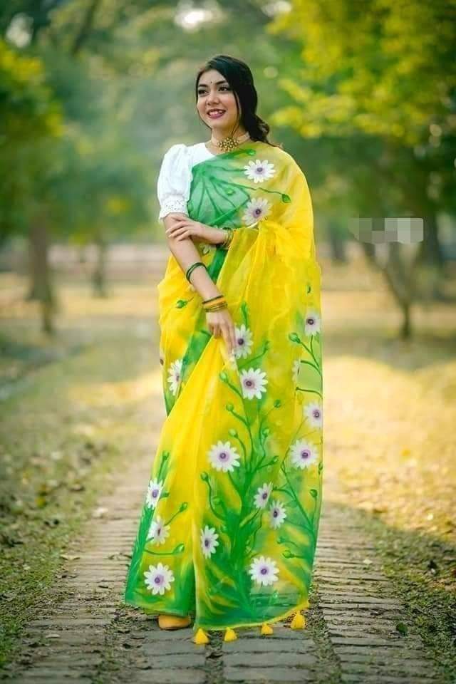 হাফসিল্ক শাড়ীতে  হ্যান্ডপ্রিন্ট তুলির কাজ করা