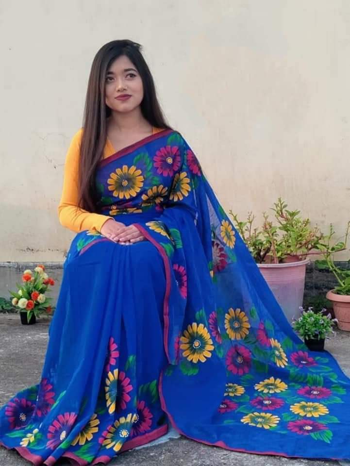 হাফসিল্ক শাড়ীতে  হ্যান্ডপ্রিন্ট তুলির কাজ করা