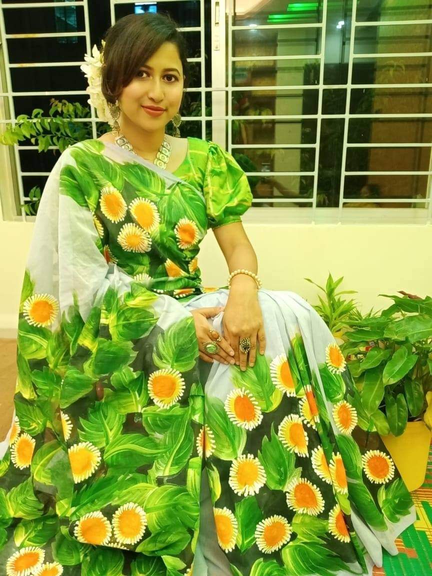 হাফসিল্ক শাড়ীতে  হ্যান্ডপ্রিন্ট তুলির কাজ করা