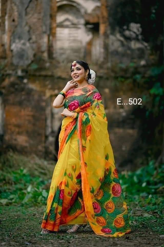 হাফসিল্ক শাড়ীতে  হ্যান্ডপ্রিন্ট তুলির কাজ করা ছবি 9