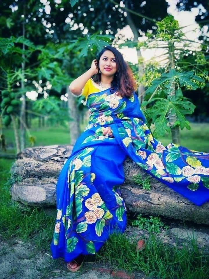 হাফসিল্ক শাড়ীতে  হ্যান্ডপ্রিন্ট তুলির কাজ করা ছবি 11