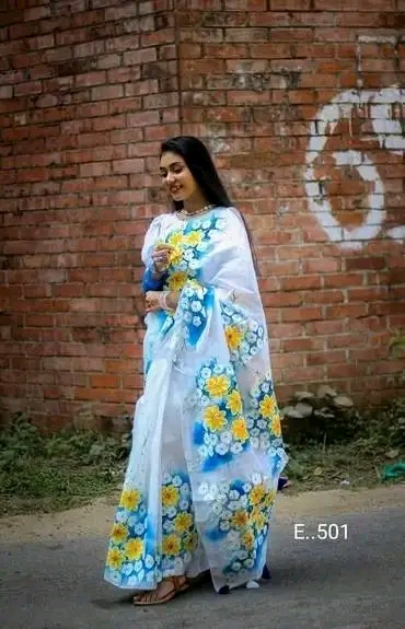 হাফসিল্ক শাড়ীতে  হ্যান্ডপ্রিন্ট তুলির কাজ করা ছবি 13