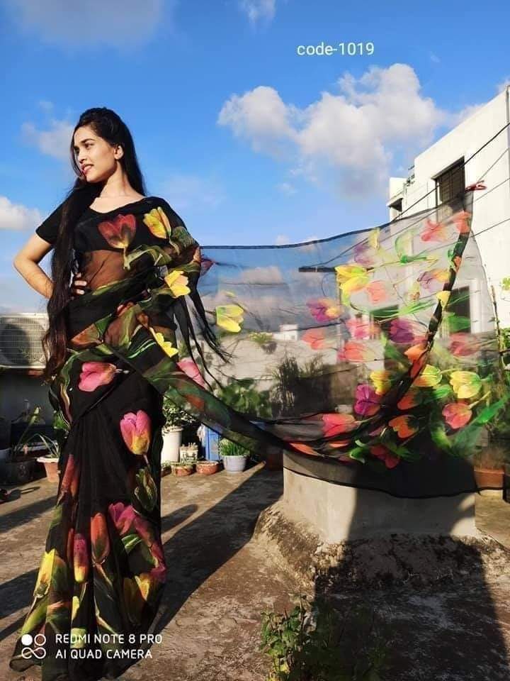 হাফসিল্ক শাড়ীতে হ্যান্ডপ্রিন্ট তুলির কাজ করা ছবি 9