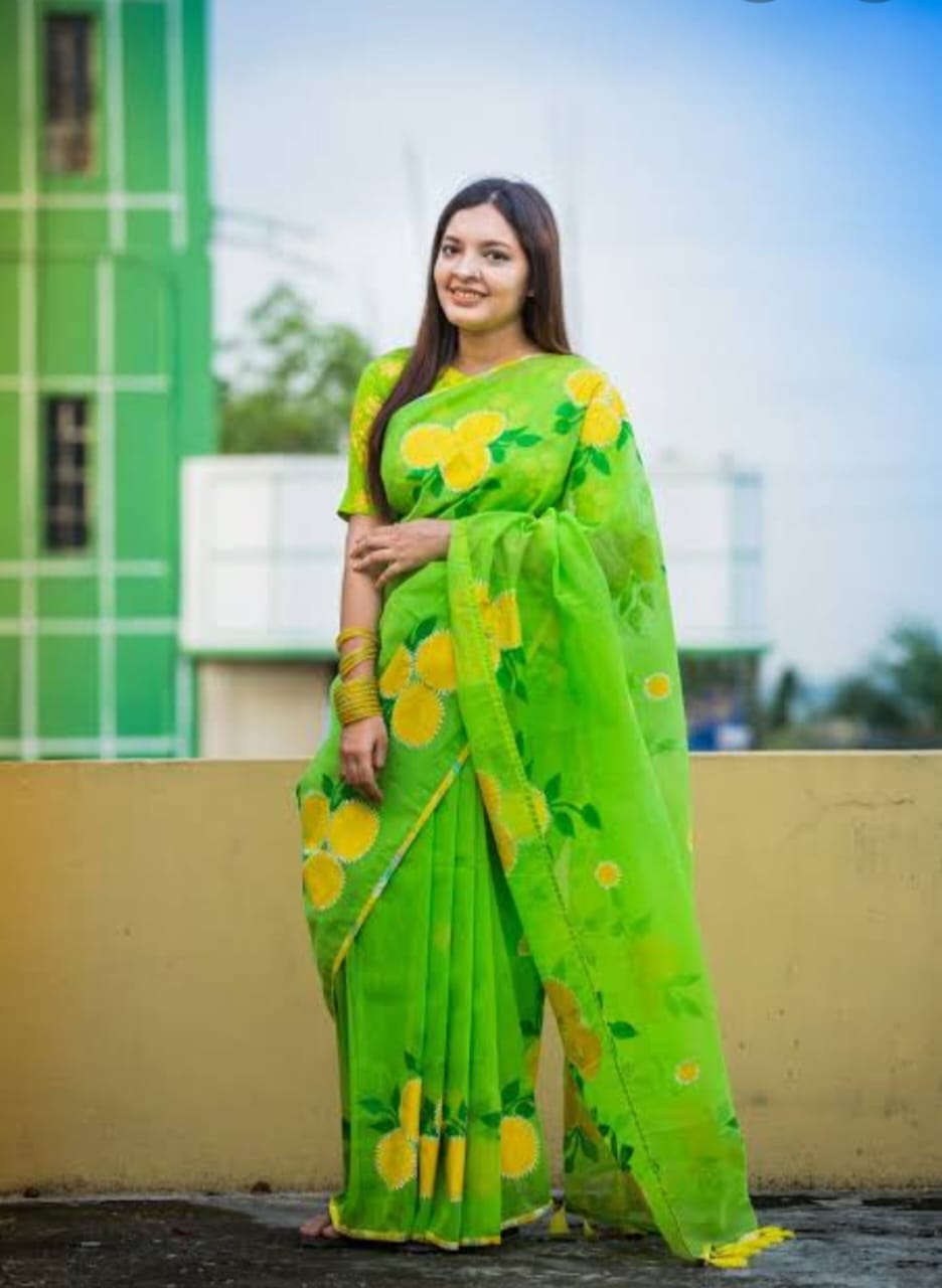 হাফসিল্ক শাড়ীতে হ্যান্ডপ্রিন্ট তুলির কাজ করা ছবি 16