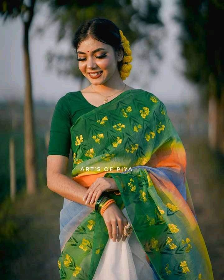 হাফসিল্ক শাড়ীতে  হ্যান্ডপ্রিন্ট তুলির কাজ করা