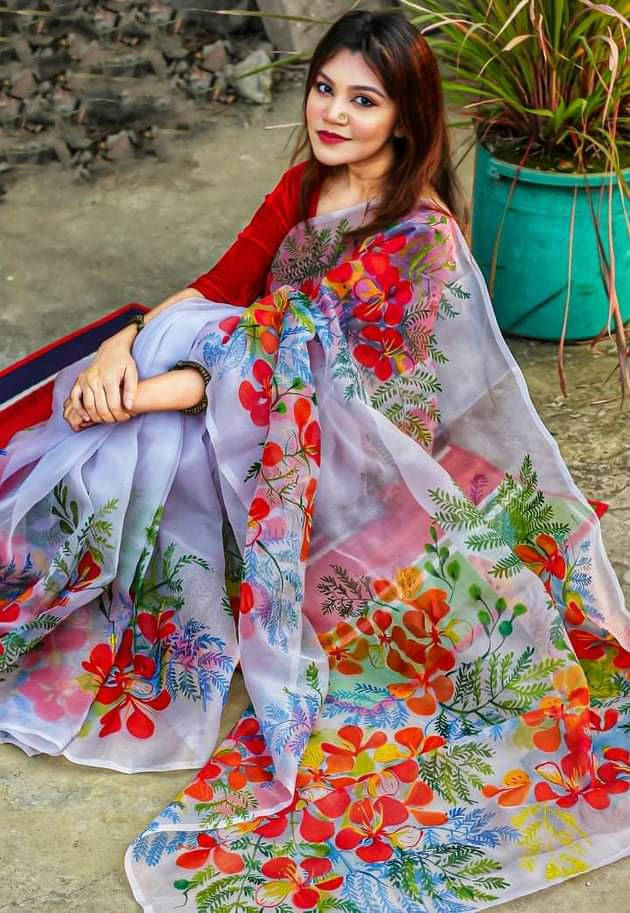 হাফসিল্ক শাড়ীতে  হ্যান্ডপ্রিন্ট তুলির কাজ করা ছবি 9