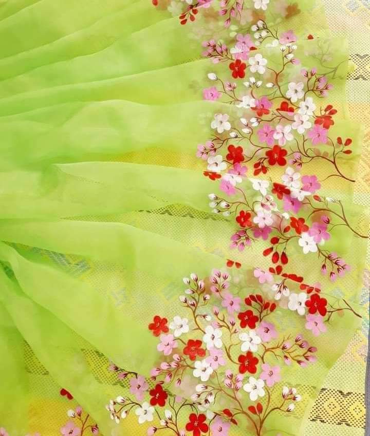 হাফসিল্ক শাড়ীতে  হ্যান্ডপ্রিন্ট তুলির কাজ করা