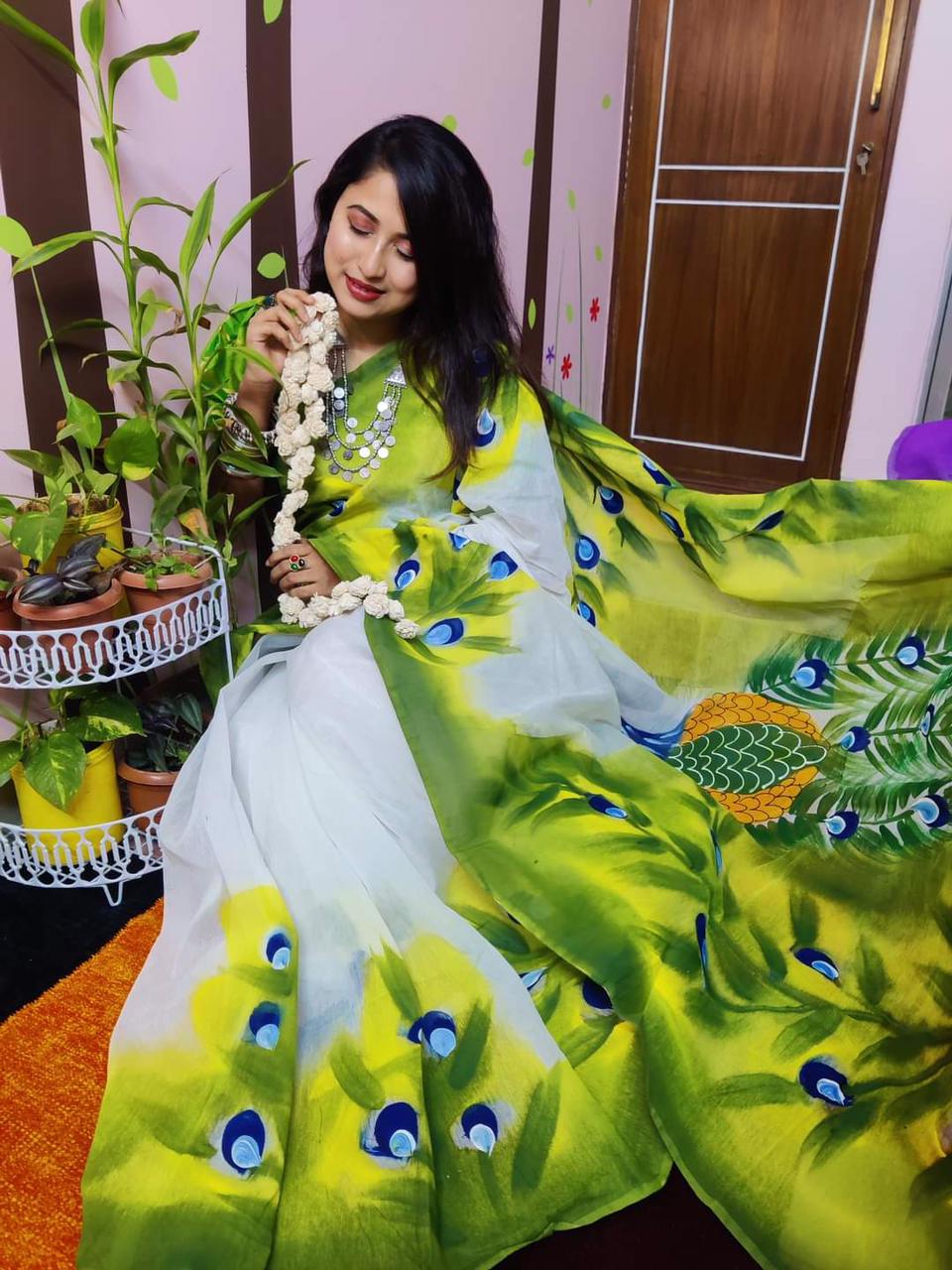 হাফসিল্ক শাড়ীতে  হ্যান্ডপ্রিন্ট তুলির কাজ করা ছবি 11