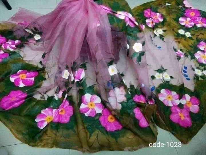 হাফসিল্ক শাড়ীতে  হ্যান্ডপ্রিন্ট তুলির কাজ করা