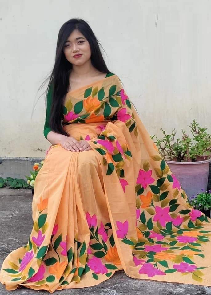 হাফসিল্ক শাড়ীতে  হ্যান্ডপ্রিন্ট তুলির কাজ করা ছবি 5