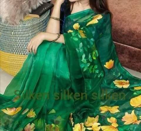 হাফসিল্ক শাড়ীতে  হ্যান্ডপ্রিন্ট তুলির কাজ করা ছবি 5