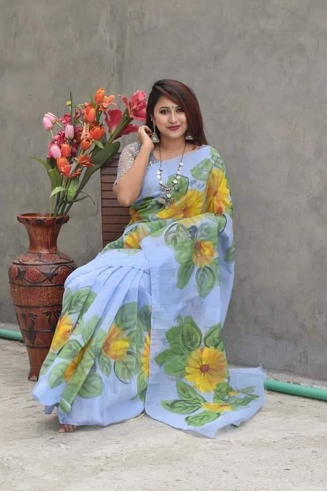 হাফসিল্ক শাড়ীতে  হ্যান্ডপ্রিন্ট তুলির কাজ করা ছবি 9