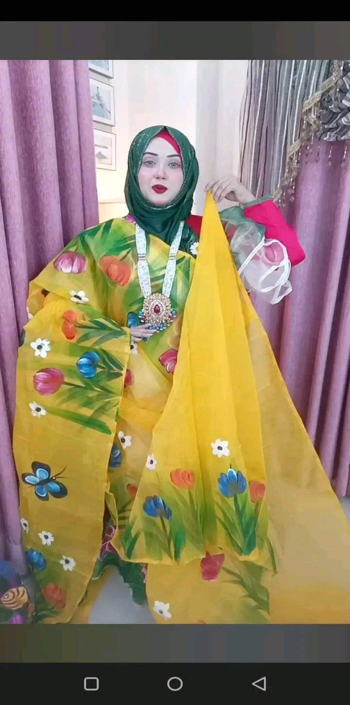 হাফসিল্ক শাড়ীতে  হ্যান্ডপ্রিন্ট তুলির কাজ করা ছবি 2