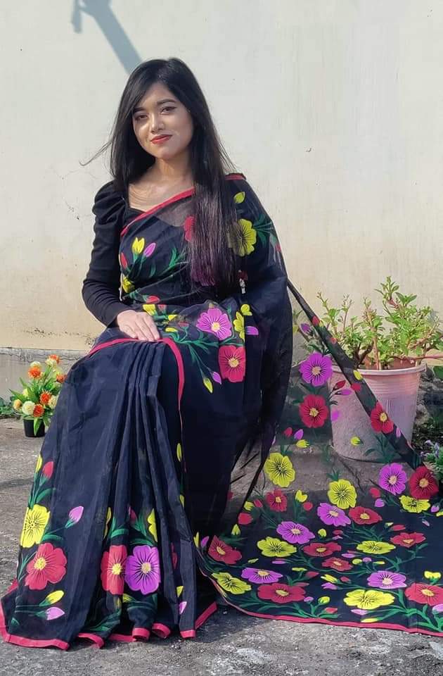 হাফসিল্ক শাড়ীতে  হ্যান্ডপ্রিন্ট তুলির কাজ করা ছবি 4