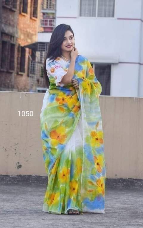হাফসিল্ক শাড়ীতে  হ্যান্ডপ্রিন্ট তুলির কাজ করা ছবি 11