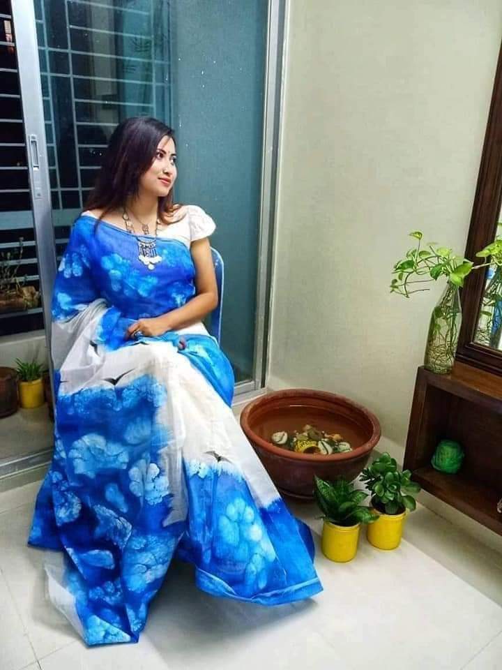 হাফসিল্ক শাড়ীতে  হ্যান্ডপ্রিন্ট তুলির কাজ করা