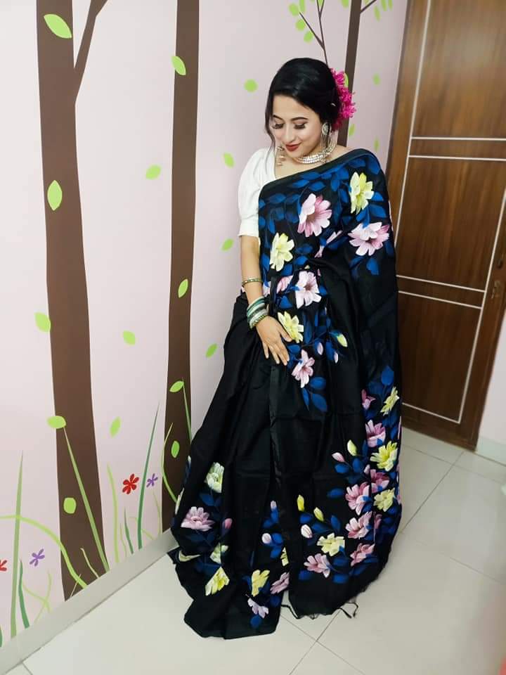 হাফসিল্ক শাড়ীতে  হ্যান্ডপ্রিন্ট তুলির কাজ করা ছবি 15