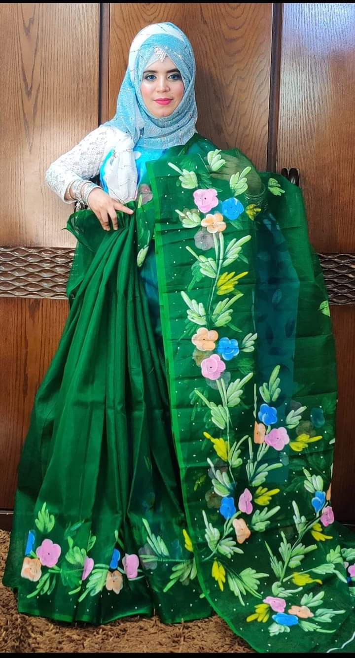হাফসিল্ক শাড়ীতে  হ্যান্ডপ্রিন্ট তুলির কাজ করা