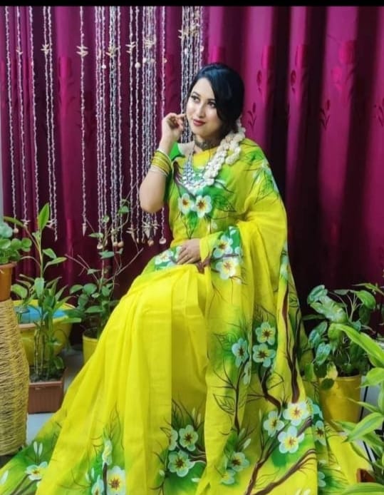 হাফসিল্ক শাড়ীতে হ্যান্ডপ্রিন্ট তুলির কাজ করা ছবি 14