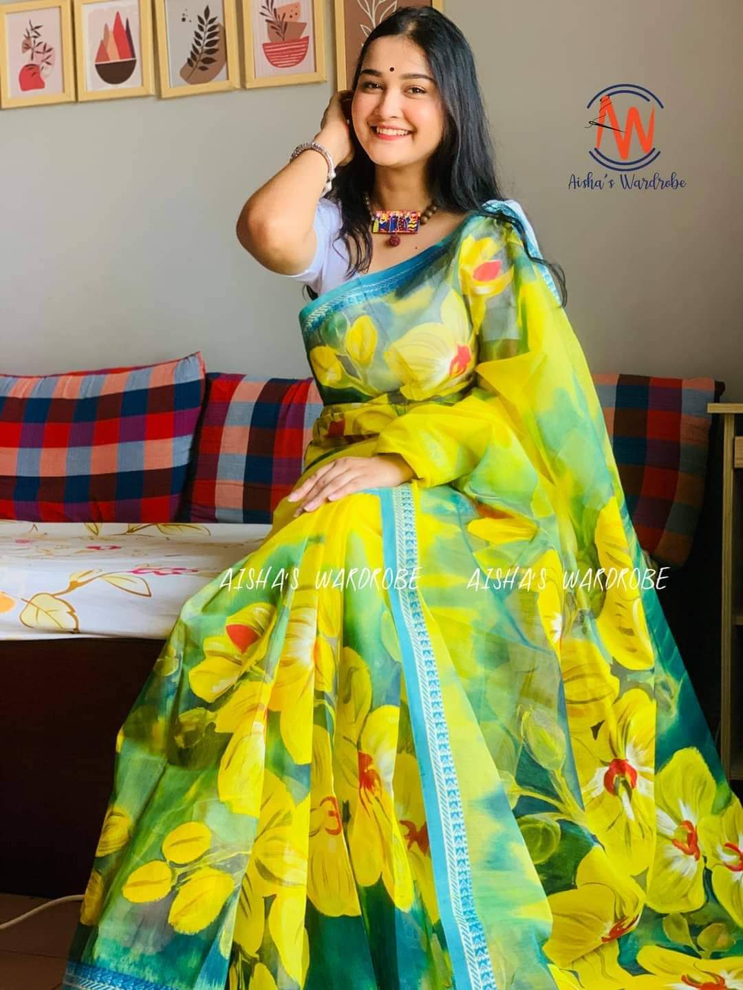 হাফসিল্ক শাড়ীতে  হ্যান্ডপ্রিন্ট তুলির কাজ করা ছবি 5