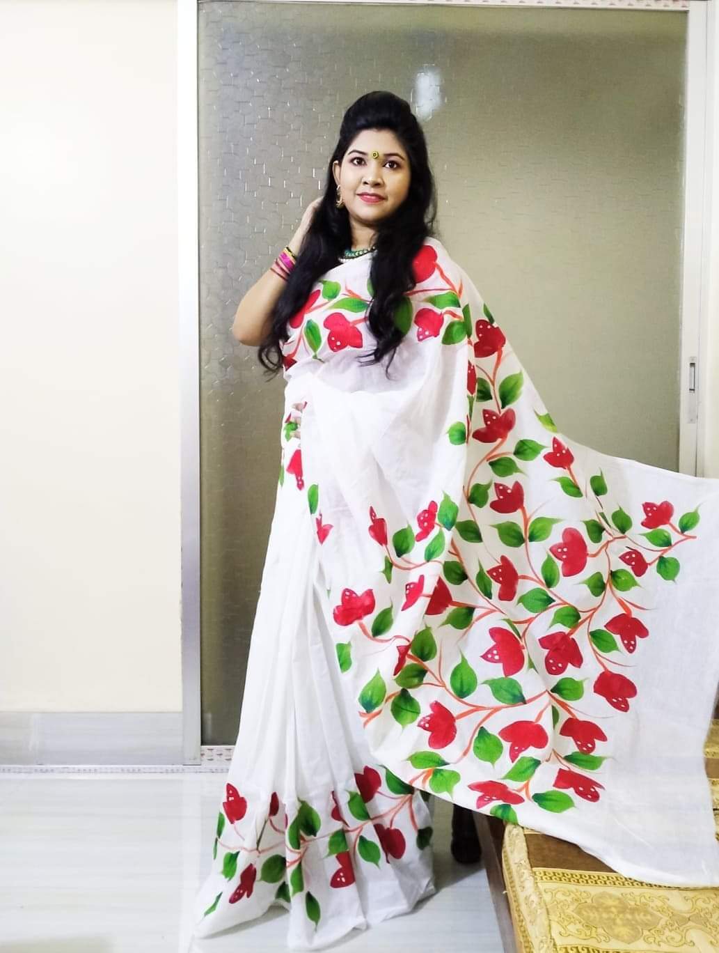 হাফসিল্ক শাড়ীতে  হ্যান্ডপ্রিন্ট তুলির কাজ করা