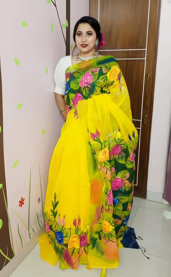হাফসিল্ক শাড়ীতে  হ্যান্ডপ্রিন্ট তুলির কাজ করা ছবি 17