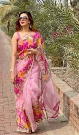 হাফসিল্ক শাড়ীতে হ্যান্ডপ্রিন্ট তুলির কাজ করা ছবি 10