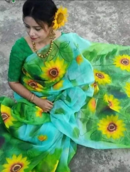 হাফসিল্ক শাড়ীতে হ্যান্ডপ্রিন্ট তুলির কাজ করা ছবি 11