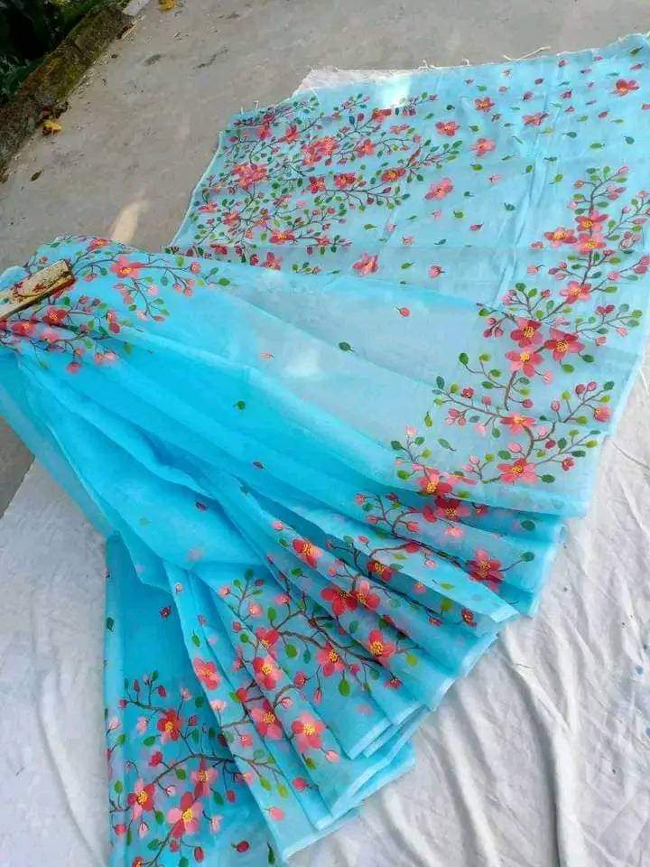 হাফসিল্ক শাড়ীতে  হ্যান্ডপ্রিন্ট তুলির কাজ করা ছবি 7